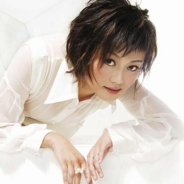 Hà Tĩnh: Nữ ca sĩ Hà Tĩnh chỉ nhờ một ca khúc “Trăng sáng khóc trộm” mà nổi tiếng. Với ngoại hình đẹp, giọng hát hay, sự nghiệp của cô như trải hoa hồng. Chỉ không ngờ, vì yêu, cô mất tất cả.