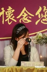 Năm 2008, Thẩm Điện Hà qua đời vì bạo bệnh. Hân Nghi khóc nức nở khi trở thành cô nhi vì  thiếu sự chăm sóc của mẹ, cha không quan tâm đến con gái vì còn gia đình khác. Cũng năm đó, bà ngoại qua đời. Thẩm Điện Hà để lại cho con gái 240 triệu NDT. Lo sợ Hân Nghi quá trẻ để quản lý tài sản, trong di chúc ghi rõ, sau 35 tuổi, con gái mới có quyền chi tiêu. 