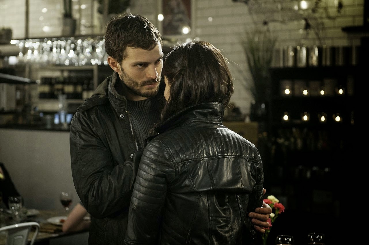 “Ý định ban đầu của nhà sản xuất là không chọn diễn viên có vẻ ngoài hấp dẫn. Nhưng rõ ràng là cậu ấy rất hợp với vai diễn. Ngoại hình của Jamie không liên quan đến quyết định casting, mặc dù trong quá trình quay, chúng tôi nhận thấy rằng nó ảnh hưởng tâm lý đến khán giả” – nữ diễn viên Gillian Anderson, bạn diễn của Jamie cho biết.