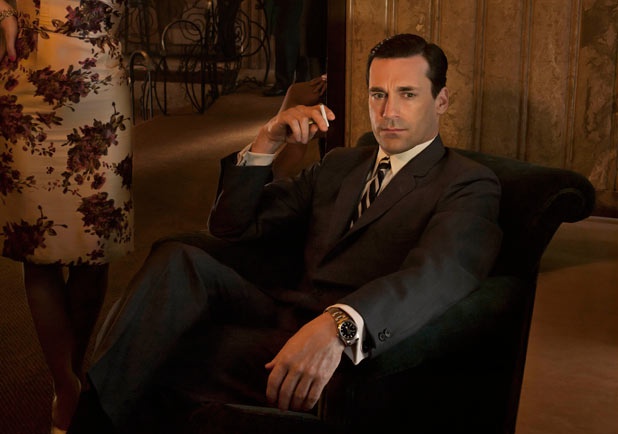 Nam diễn viên Jon Hamm đã phải vật lộn hơn 10 năm trong nghề trước khi nổi tiếng qua series Mad Men với vai diễn được coi là đo ni đóng giày cho anh. Lý do khiến Jon từng liên tiếp bị các nhà sản xuất từ chối là vì anh quá điển trai. 