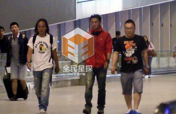 Tạ Đình Phong ở sân bay Bắc Kinh (Trung Quốc), vội vàng về gặp gỡ Vương Phi.