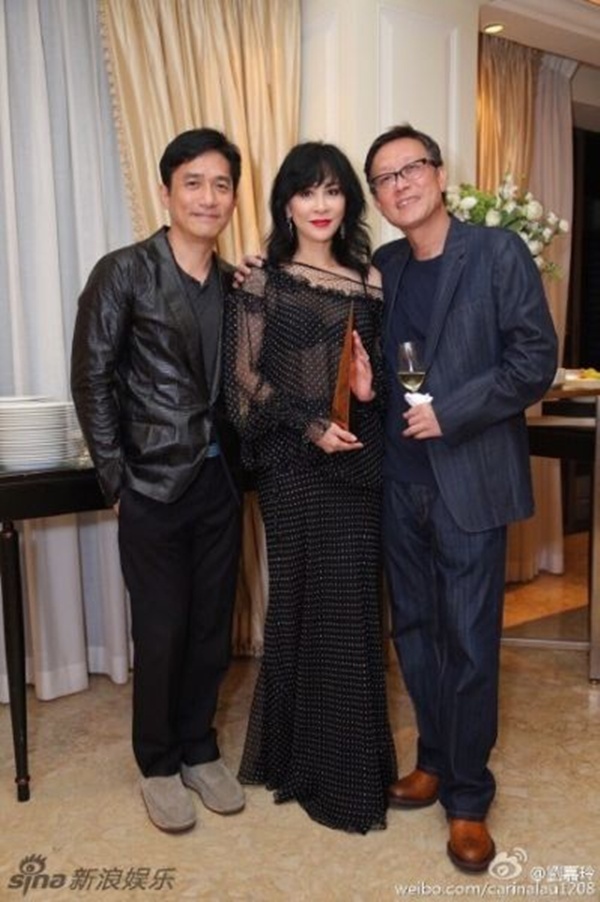 Chụp ảnh chung nhưng Lương Triều Vỹ giữ khoảng cách với vợ, trong khi Lưu Gia Linh biểu cảm thiếu tự nhiên.