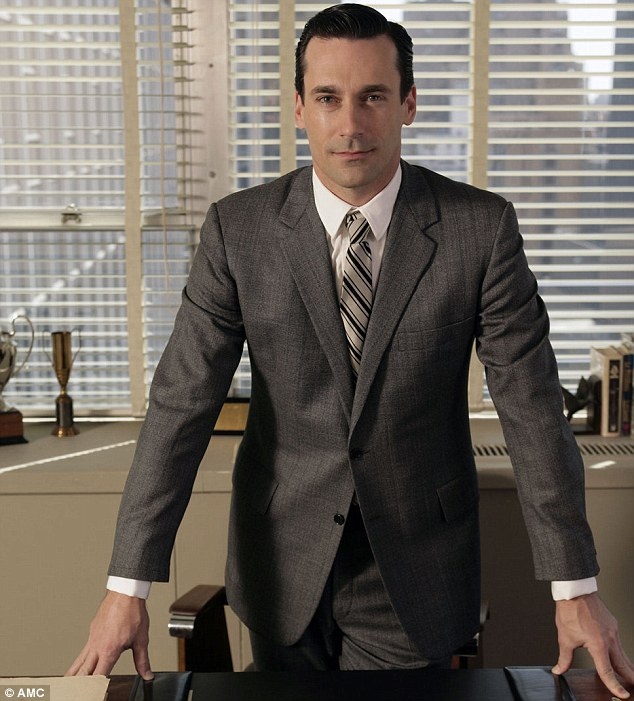 Matt Weiner – tác giả của Mad Men cho biết đài AMC cũng cùng chung lo lắng này. “Trở lại năm 2006, không có diễn viên nam chính nào đẹp trai cả, không hề có chuyện đó”.   Không phụ lòng ê-kíp, Jon Hamm đã có màn thể hiện hoàn hảo, giúp Mad Men trở thành một trong những series ăn khách nhất vài năm gần đây.