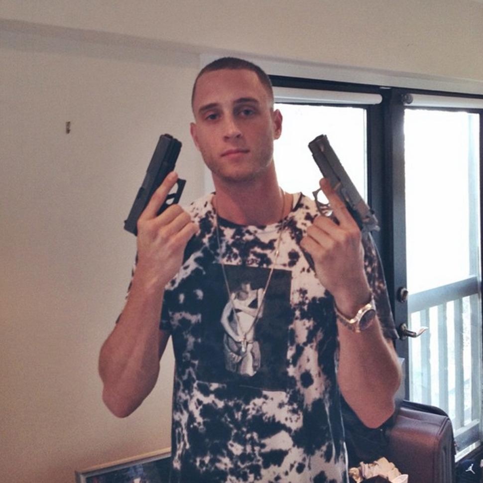 Con trai Tom Hanks từng khoe nhiều vũ khí lên trang cá nhân.