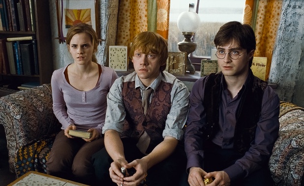 Nhà văn JK Rowling – tác giả của bộ truyện Harry Potter từng băn khoăn khi lần đầu gặp gỡ 3 diễn viên nhí Daniel Radcliffe, Rupert Grint và Emma Watson. Cô cho rằng họ quá xinh trai, đẹp gái so với hình dung của cô về các nhân vật. “Cô nói thật nhé, cháu và Rupert, Emma quá đẹp. Các nhân vật trong phim trông rất chán và không hề đẹp, mà các cháu thì ….” – nữ tác giả nói với Daniel Radcliffe. 