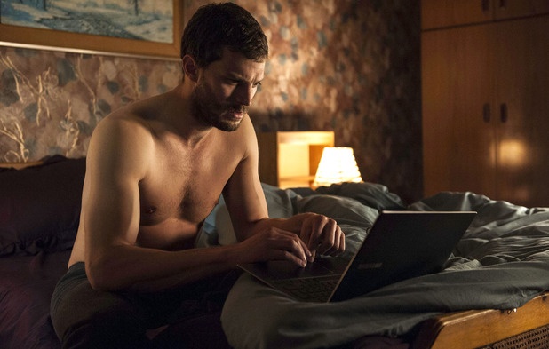 Trước khi trở thành tỷ phú Christian Grey của 50 Sắc thái, Jamie Dornan được biết đến với nhân vật kẻ giết người bệnh hoạn trong series hình sự The Fall. Nhưng trước khi tham gia bộ phim, Jamie không phải là lựa chọn của các nhà sản xuất. 