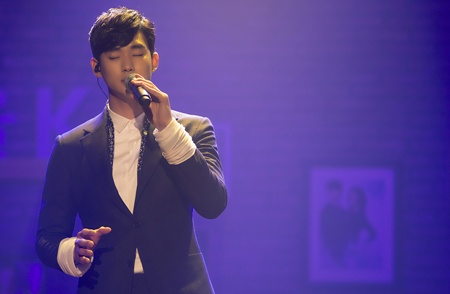 Kim Soo Hyun hát tặng fan trong buổi giao lưu.