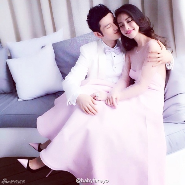 Angela Baby và Huỳnh Hiểu Minh đăng ký kết hôn vào ngày 27/5. Cặp đôi sang Pháp chụp ảnh cưới trước đó một tuần. Một vài hình ảnh lãng mạn của họ được công bố gần đây.