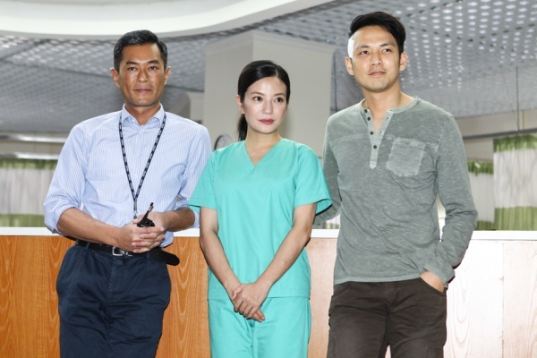 Triệu Vy bên Chung Hán Lương, Cổ Thiên Lạc trong buổi ra mắt phim mới chiều 9/6.