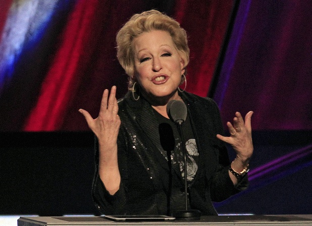 Bette Midler thừa nhận cởi đồ giúp ca sĩ trẻ bán đĩa nhưng khuyên nhủ đàn em: “Hãy tin vào tài năng của các bạn. Không cần phải trở thành gái gọi để tiến thân. Các bạn thực sự không cần phải làm thế”. Sau bài phỏng vấn, Bette xin lỗi Ariana Grande vì đã nặng lời với đàn em. 
