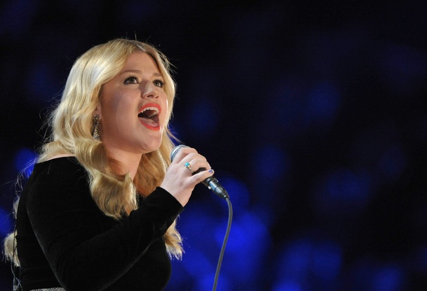 Quán quân American Idol Kelly Clarkson cũng không sở hữu vóc dáng thon thả, cô thường bị chế giễu tương tự như Adele. Tại lễ trao giải MTV VMA 2013, Kelly bị đồn xỉa xéo tiết mục gợi cảm gây tranh cãi của Miley Cyrus và  Robin Thicke. Mặc dù không gọi tên Miley, nhưng giọng ca Stronger ẩn ý: “Chỉ có 2 từ: Thoát y rẻ tiền”. 