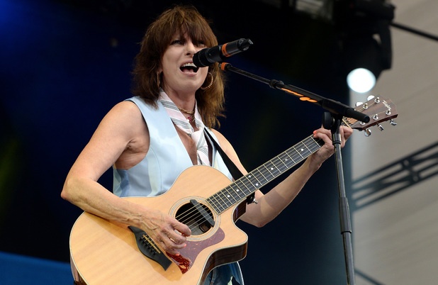 Nữ ca sĩ Chrissie Hynde – trưởng nhóm nhạc rock The Pretenders cũng nặng lời không kém khi nói về xu hướng thiếu vải trong làng nhạc. Năm 2014, Chrissie khuyến khích các ca sĩ đứng lên bảo vệ quyền được kiểm soát hình ảnh của họ. “Nếu có ai nói rằng tôi phải làm điều này vì công ty nhạc nói vậy, thì đó là nói dối. Các nghệ sĩ phải kiểm soát được công việc của họ. Nếu họ bị áp lực phải cởi đồ, thế thì họ chỉ nên đóng phim cấp 3 là xong. Vì có lẽ họ đã đi sai nghề” -  giọng ca 63 tuổi nói.