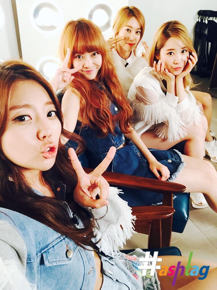 4 cô gái chụp ảnh ở hậu trường. Melody Day vừa ra mắt đĩa đơn thứ 2 Love Me và đang tích cực quảng bá. Khác với những nhóm nữ ở Kpop, Melody Day chỉ lộ diện vào cuối tháng 2 khi phát hành đĩa đơn đầu tiên Another Parting.