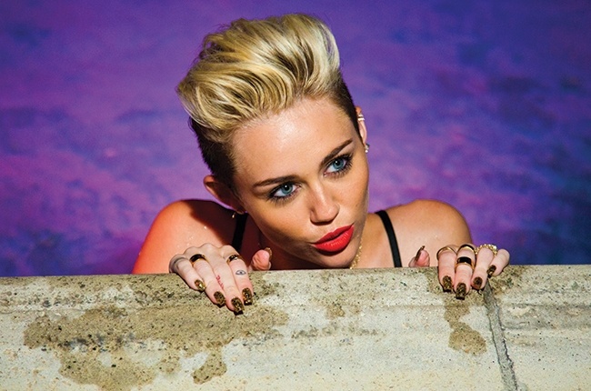 Năm 2013, Miley Cyrus chia sẻ cô thừa nhận phong cách gợi cảm sẽ giúp tăng doanh thu bán đĩa. Tuy nhiên, cựu sao Disney cho rằng ca sĩ nên tìm cách khác để không cần phải khoe ngực. “Một ngôi sao là người không cần phải cởi đồ để trông gợi cảm, vì bản thân người đó có tố chất ngôi sao rồi” – Miley nói. 