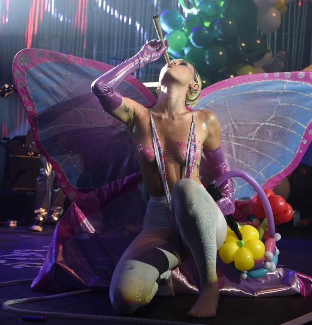 Tuy nhiên, sau đó ít lâu, Miley mang đến màn trình diễn gợi cảm Blurred Lines trên sân khấu MTV VMA. Trong tour diễn sau đó, nữ ca sĩ trẻ thường xuyên diện đồ thiếu vải biểu diễn. Gần đây, Miley còn mặc như cởi trần khi lên sân khấu.