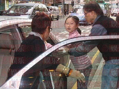 Thời thơ ấu là chuỗi ngày tò mò về cha, bị dư luận chê cười.