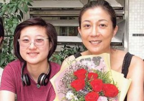 Con gai Thanh Long cat co tay tu tu hinh anh