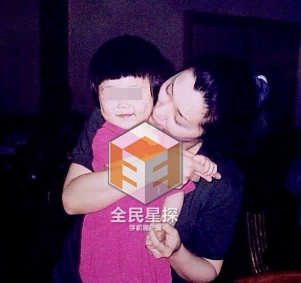 Tình cũ của Trương Thiết Lâm: Khi còn trẻ, Trương Thiết Lâm là người đàn ông đào hoa. Mặc dù có vợ ở nước ngoài, tài tử nổi tiếng vẫn “vụng trộm” với vài người đẹp. Năm 1999, ông gắn bó với một phụ nữ họ Hầu. Bà khi đó là một người đẹp, Thiết Lâm lại nổi đình đám nhờ Hoàn Châu cách cách. Vì muốn đổi đời, bà Hầu cố tình mang thai, mong một danh phận. Không ngờ khi biết tin bồ nhí có bầu, Trương Thiết Lâm vội nói lời chia tay.