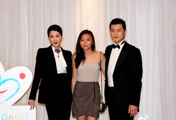 Lý Á Bằng - Vương Phi và con gái Đậu Tĩnh Đồng khi còn chung sống.