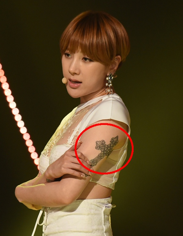 Cùng với Lee Hyori, Seo In Young là một trong những sao nữ có sở thích xăm mình. Hình xăm lớn nhất của nữ ca sĩ là cây thập giá trên cánh tay trái.