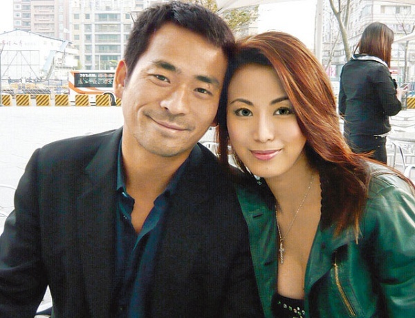 Ngoài dự đoán của người đẹp, sau khi chuyện này vào tai đại gia, anh này tức giận bỏ về Hong Kong. Không chỉ thế, đại gia sòng bạc còn đe dọa bồ nhí phải biết thân phận thê thiếp, không được phép qua mặt bà cả. Thậm chí còn cấm cô về nước trong hai năm. (Ảnh: Châu Trác Hoa và vợ).