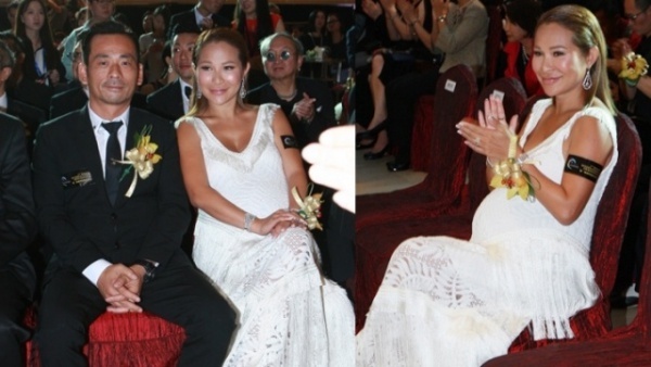 Báo chí đưa tin Liêu Bích Lệ được đại gia chu cấp thuê bệnh viện hạng sang ở London (Anh), tiện bề cô sinh nở. Cùng lúc này, ở Hong Kong, vợ Châu Trác Hoa - Trần Tú Linh cũng sinh con đầu lòng. Vốn chỉ là bồ nhí nhưng nhờ em bé, chân dài sinh năm 1985 không ngại khiêu khích vợ cả. Cô liên tục tiết lộ trên báo chí những tình tiết có lợi cho mình. (Ảnh: Châu và vợ trong giai đoạn cô mang thai. Lúc này, cô gặp khá nhiều áp lực).