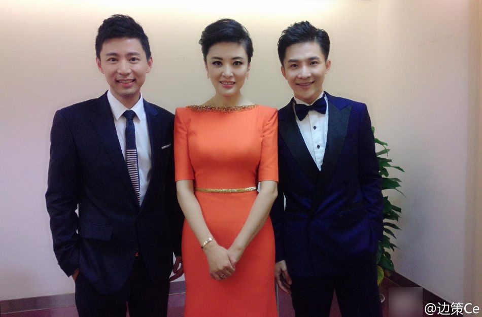 Biên Sách (ngoài cùng bên phải) bên đồng nghiệp.