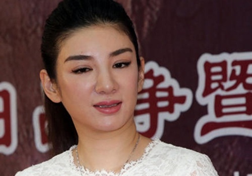 Guong mat sung phu vi tham my cua Huynh Dich hinh anh