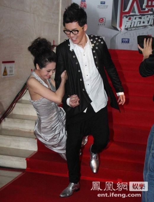 MC nổi tiếng truyền hình Dương Quyên từng đỏ mặt khi diện chiếc đầm dài thướt tha trong một sự kiện. Khi đang rảo bước xuống cầu thang, cô đã dẫm phải chân váy và dù víu tay rất chắc anh bạn đi cùng, Dương Quyên vẫn ngã sõng xoài xuống đất trong sự ngỡ ngàng của nhiều ký giả.