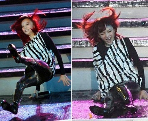 Trong đêm nhạc cá nhân, Trương Thiều Hàm đỏ mặt khi vấp sân khấu và ngã nhào trước sự quan sát của hàng nghìn khán giả.