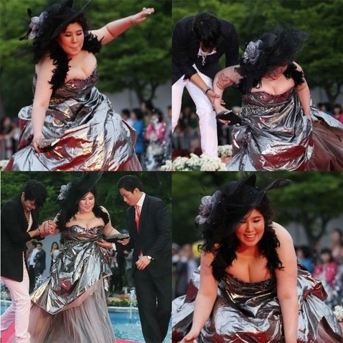 Bận phô diễn bộ ngực đồ sộ trong chiếc váy kiểu cách nên diễn viên hài Lee Jin Jun trượt ngã trên thảm đỏ LHP Bucheon. 