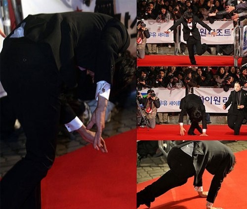 Một nỗ lực giữ thăng bằng bất thành của Lee Min Ho trên thảm đỏ lễ trao giải Baeksang khiến anh ngượng ngùng.