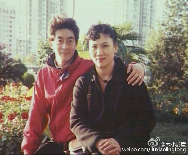 Nam diễn viên nổi tiếng gặp gỡ vợ - trợ lý trường quay kiêm diễn viên Vu Hồng trên phim trường Tây du ký 1986. Thời gian đầu, họ hẹn hò bí mật vì yêu cầu của nữ đạo diễn Dương Khiết: cấm các thành viên trong đoàn có tư tình. Khi Lục Tiểu Linh Đồng bị thương, Vu Hồng ở bên chăm sóc anh. Tình cảm đó làm cảm động đoàn làm phim, từ lúc ấy, hai người mới công khai hẹn hò.