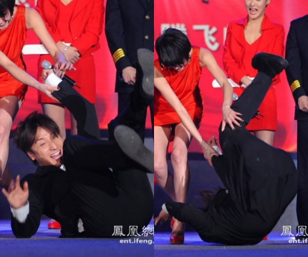 Nam tài tử Phương Lực Thân chỉ biết cười trừ sau sự cố ngã lộn nhào trước ống kính.