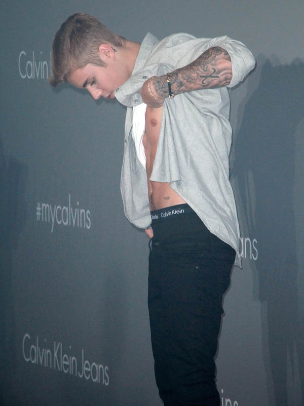 Justin vạch áo khoe đồ lót trong sự kiện ở Hong Kong mới đây.
