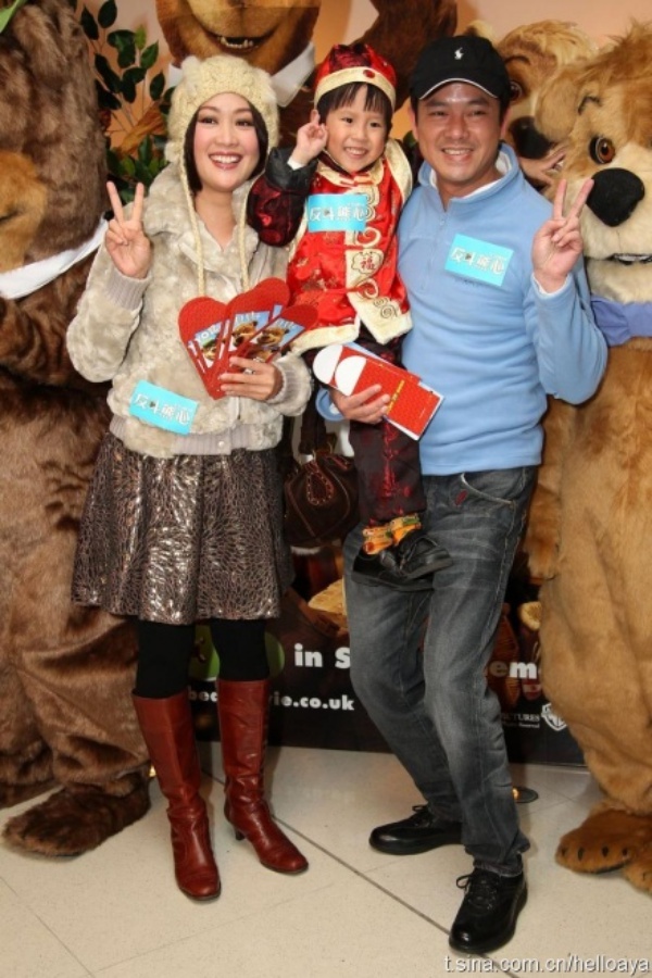 Khi theo bố mẹ tham dự các sự kiện, nhóc tì rất ngoan. 