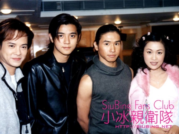 Trong bản phim Lương Sơn Bá Chúc Anh Đài do Đài Loan phối hợp đài ATV (Hong Kong) sản xuất, khán giả thổn thức với mối tình Lương - Chúc do La Chí Tường và Lương Tiểu Băng đóng. Nhưng ngoài đời, người đẹp sinh năm 1969 và “Mã Văn Tài” mới là tình nhân đích thực. (Ảnh: Trần Gia Huy ngoài cùng bên trái, Tiểu Băng ngoài cùng bên phải cùng hai bạn diễn trong phim Lương Sơn Bá Chúc Anh Đài).