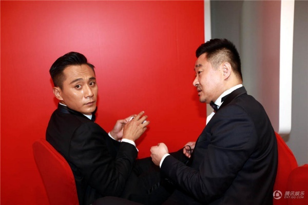 Tài tử Lưu Diệp đang trò chuyện với bạn, do đến khá sớm nên anh đủng đỉnh trước khi xuất hiện trong sự kiện chính.