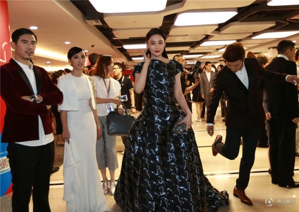 Trương Hinh Dư điệu đà trước ống kính khi phát hiện phóng viên trong hậu trường.