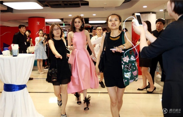 Dương Mịch sợ muộn giờ nên rất vội vàng.