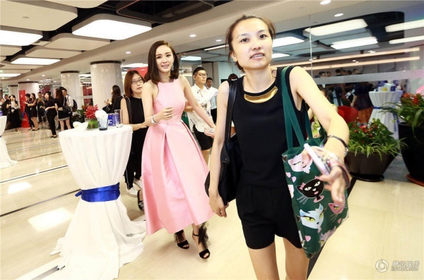 Cô hớt hả chạy theo trợ lý, xóa bỏ hình tượng hoàn mỹ dù biết phóng viên đang chụp ảnh.