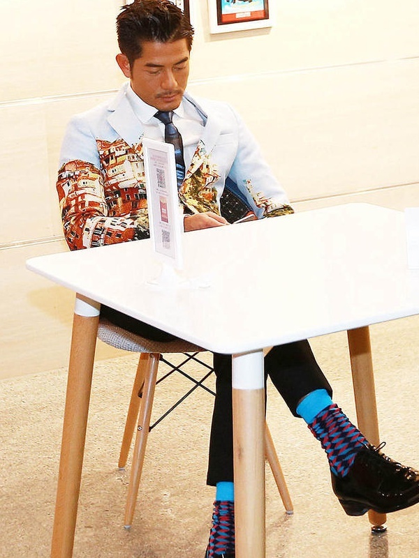 Quách Phú Thành đến từ khá sớm nên đủng đỉnh ngồi chơi điện thoại.