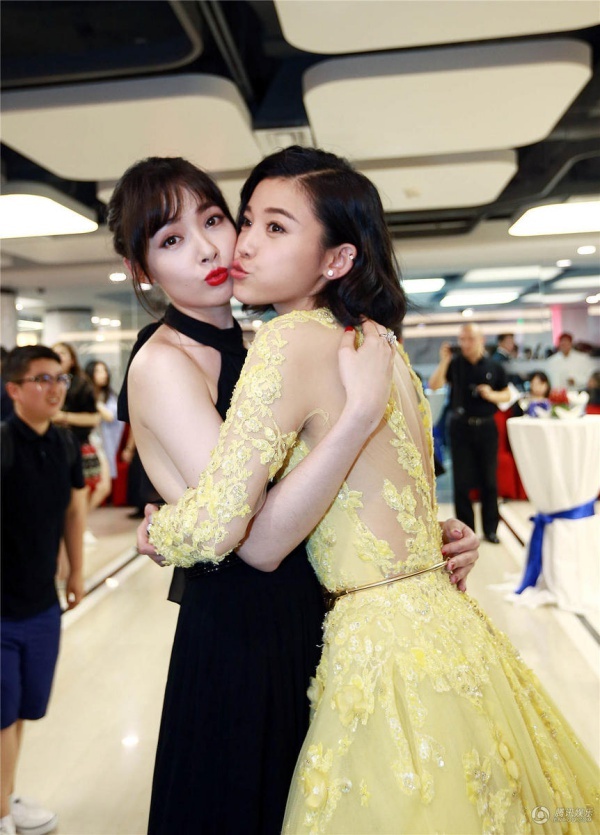 Phút giây nhắng nhít của Dương Tử San và bạn diễn.