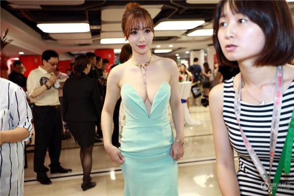 Liễu Nham đủng đỉnh khi có mặt trong hậu trường sân khấu sau khi kết thúc màn tạo dáng trên thảm đỏ.