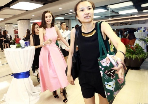 Khoanh khac thu vi phia sau san khau cua dan sao Hoa ngu hinh anh