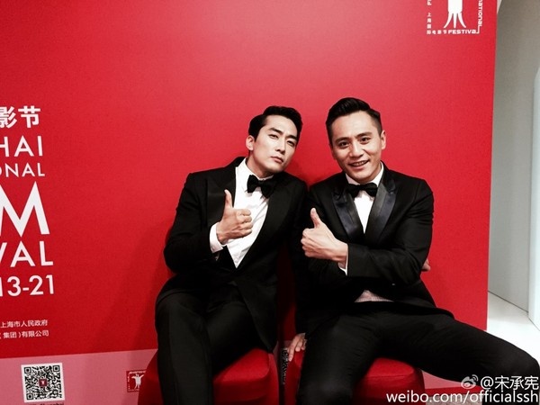 Tài tử Lưu Diệp tạo dáng bên Song Seung Hun.