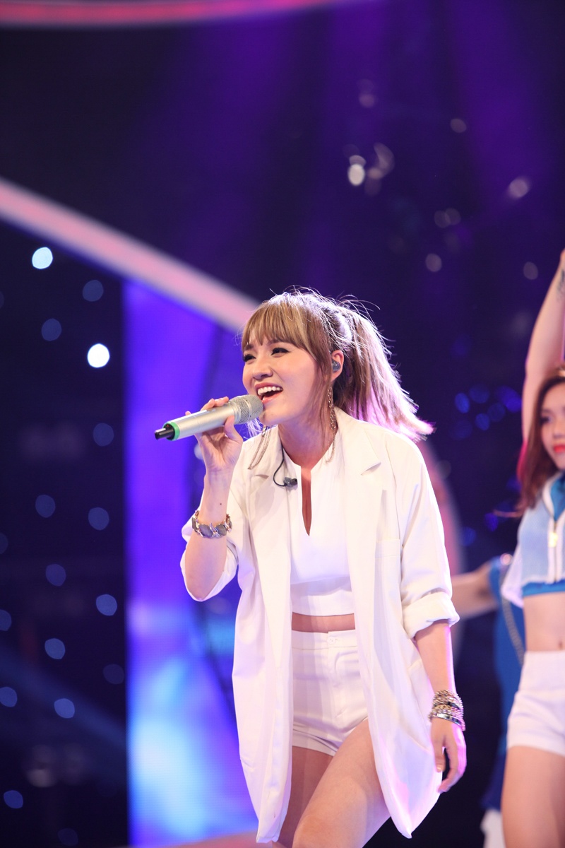 Nhật Thủy - Quán quân Vietnam Idol mùa 5 - góp vui tiết mục Gần em nhé anh, bài hát nhạc ngoại do ca sĩ Mỹ Linh viết lại lời Việt. Cô xuất hiện với hình ảnh trẻ trung, năng động. Như vậy, sau Gala 2, top 7 vẫn được bảo toàn. Tuần tới, họ sẽ đến với thử thách Đêm nhạc sôi động. Đêm chung kết 3 được phát sóng trực tiếp lúc 20h chủ nhật, ngày 21/3 trên kênh VTV3.