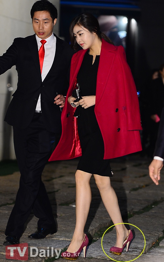Kang Sora dự sự kiện với đôi giày khá rộng đến mức bị nhấc gót. Nữ diễn viên trẻ không thoải mái trong lúc di chuyển. 