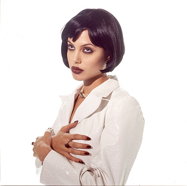 Tờ US Weekly và Dailymail vừa hé lộ bộ ảnh Angelina Jolie chụp mẫu năm 1995. 