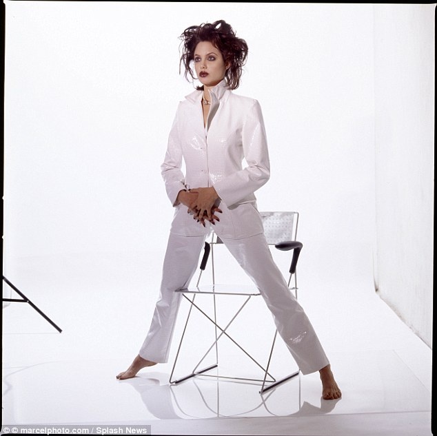 Khác với phong thái điềm đạm hiện tại, Angelina thời trẻ nổi loạn, cách tạo dáng phóng khoáng và ngẫu hứng. 